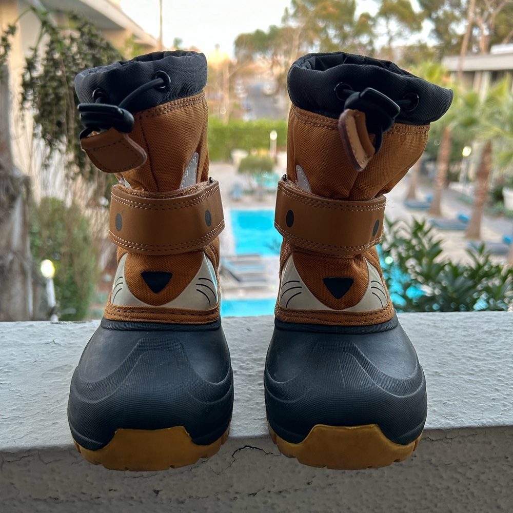 Snow boots